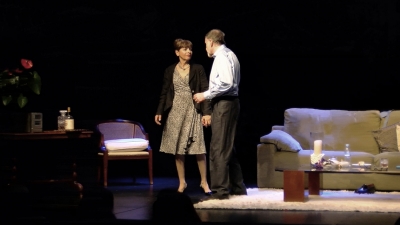 Fotograma de vídeo de l'obra de teatre "Un senyor i una senyora" protagonitzada per Marcenia Baqués i Josep Carné
